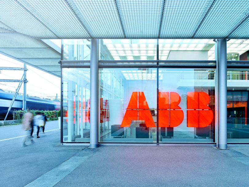 ABB signe un financement de 500 millions d’euros avec la BEI pour promouvoir les technologies d’électrification intelligentes et durables